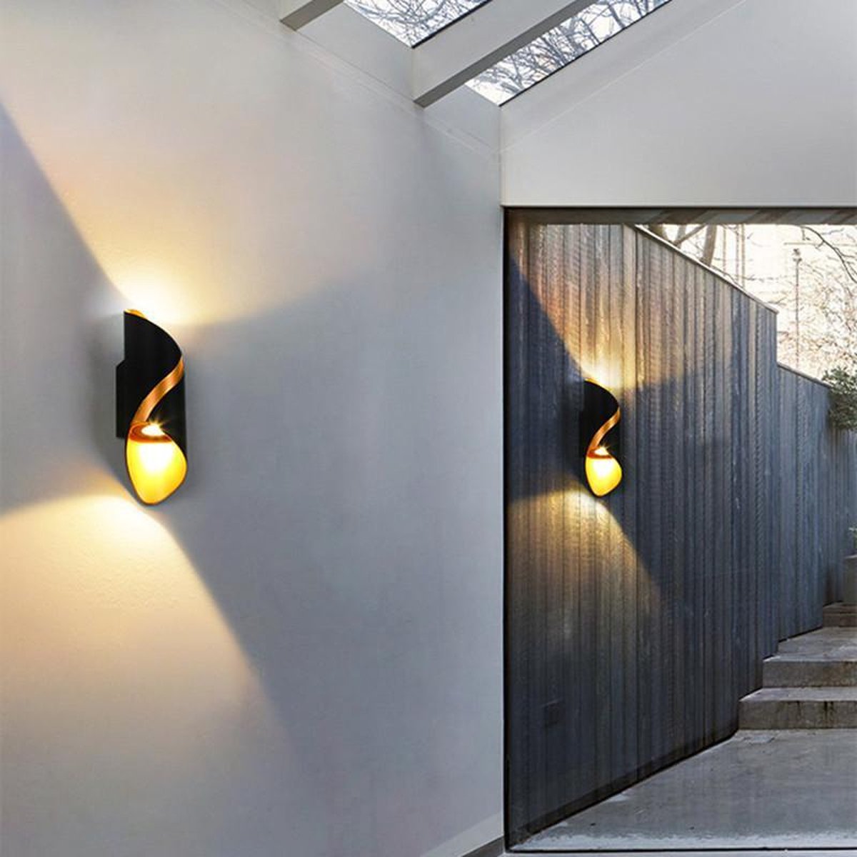 Zidna lampa DS-XR01 — detalj zlatnog prstena i zidnog nosača