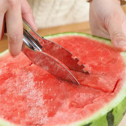 sečenje pulpe lubenice cik-cak oštricom alata rukama