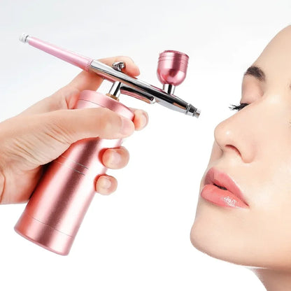 posuda za preparat na vrhu airbrush pištolja iz bliskog kadra