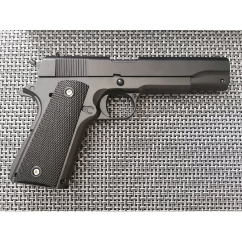 airsoft kolt 1911 u ruci tokom pripreme za igru