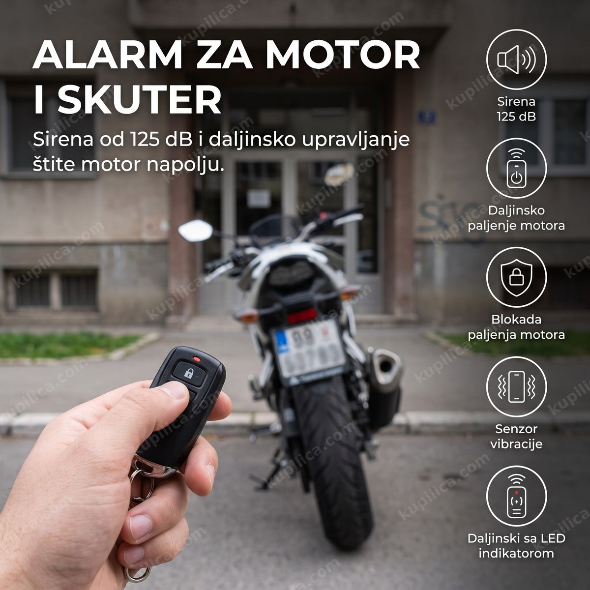 Ruka drži daljinski alarma za motor ispred parkiranog motocikla