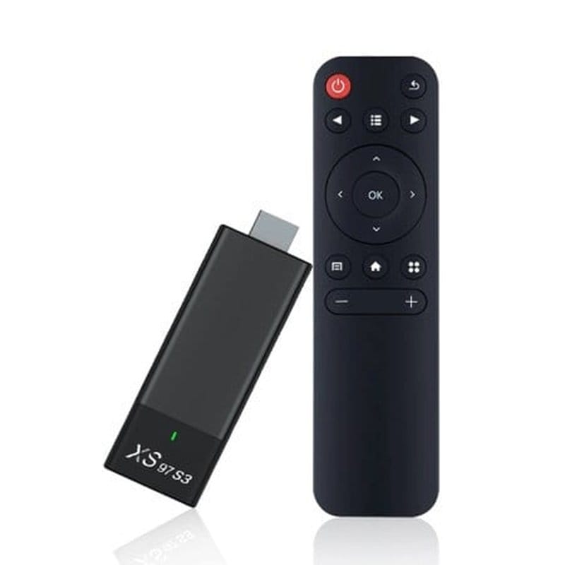 android TV stick XS97 S3 pored crnog daljinskog upravljača na beloj pozadini