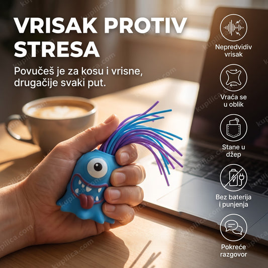antistres igračka čudovište koje vrišti u ruci pored laptopa i šoljice kafe