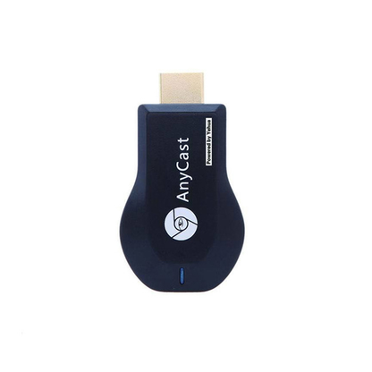 AnyCast M9 Plus uključen u HDMI ulaz televizora, USB kabl ide u port za napajanje