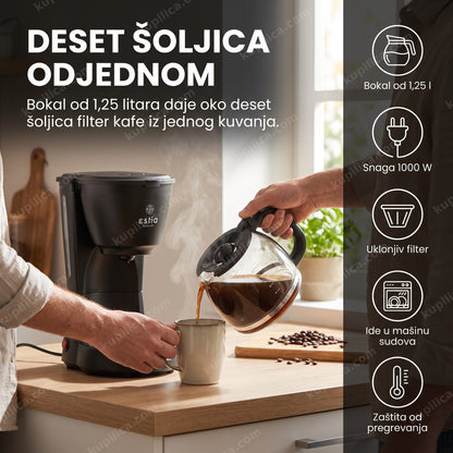 Osoba sipa kafu iz bokala aparata za filter kafu od 1,25 litara u kuhinji