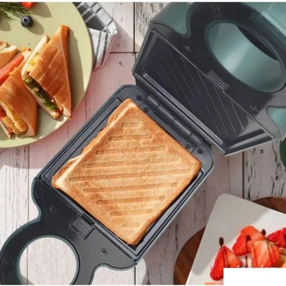 Tost sendvič sa prugastim uzorkom u otvorenoj ploči aparata, pogled odozgo na drvenom stolu