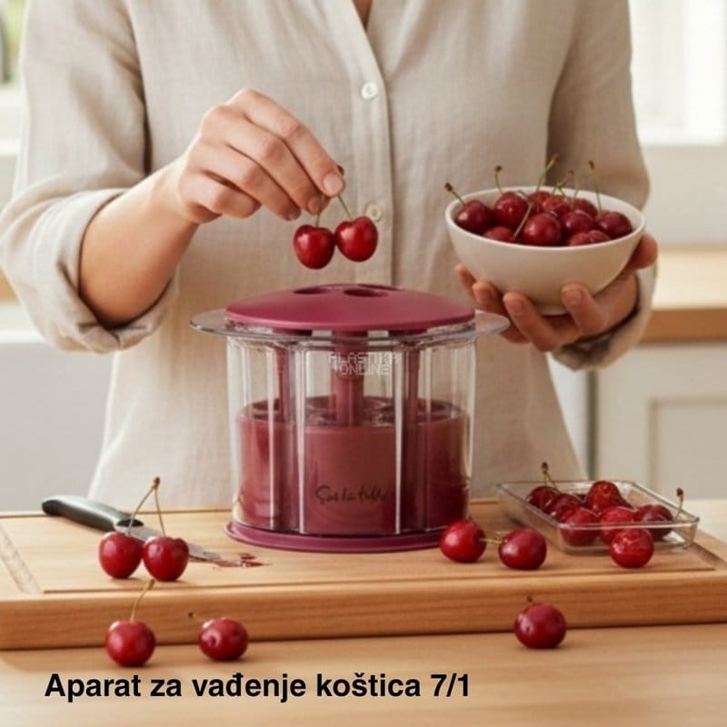 žena ubacuje trešnju u uređaj dok drži činiju punu trešanja u kuhinji