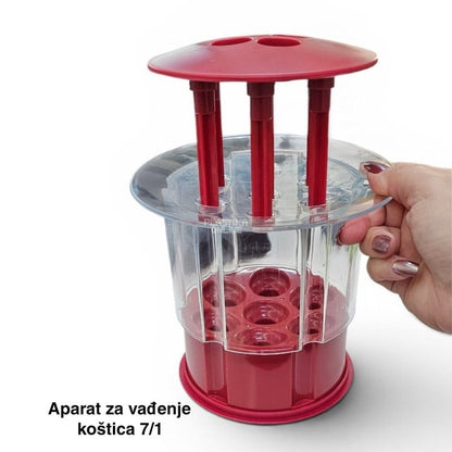 ruka drži uređaj sa izvađenim košticama vidljivim u providnim komorama