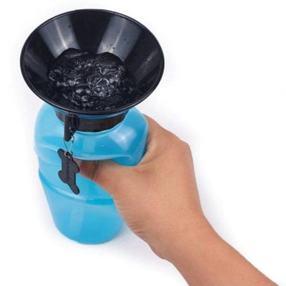 pas pije vodu iz Aqua Dog flašice na šetnji u parku