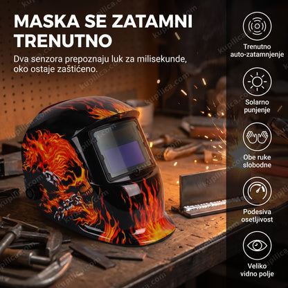 Automatska maska za varenje na radnom stolu pored zavarenog metala u radionici
