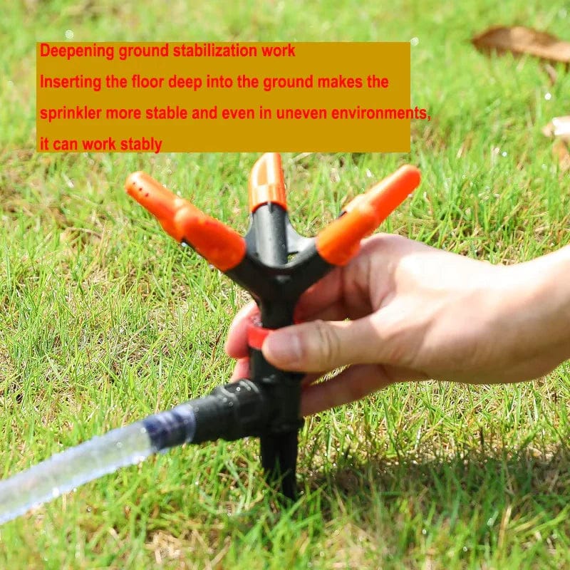 ruka utiskuje šiljasti stalak prskalice duboko u zemlju za stabilnost
