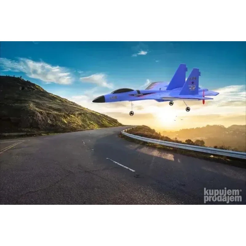 avion J-11B iz profila sa vidljivim prednjim propelerom