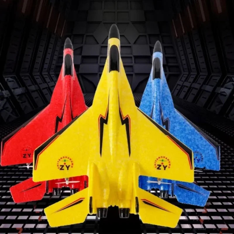 RC avion ZY-320 u letu iznad otvorenog prostora