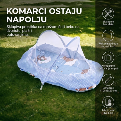 sklopiva bebi prostirka sa mrežom protiv komaraca na travi u dvorištu