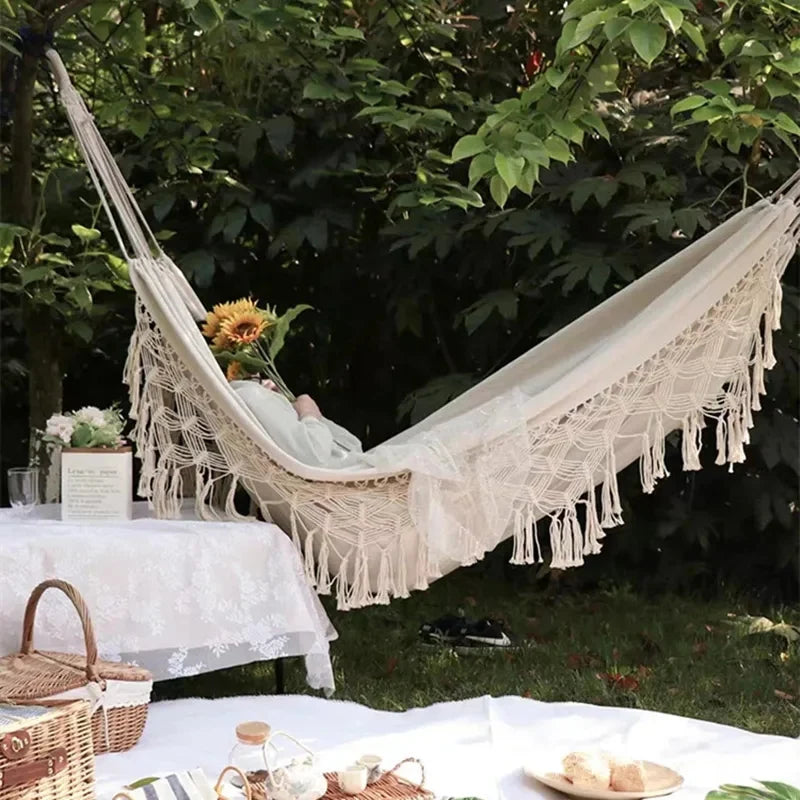 viseća ležaljka okačena na natkrivenoj terasi za odmor