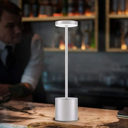 bežična led stona lampa touch kontrola siva na šanku bara, upaljena uveče