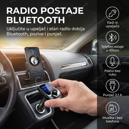 bluetooth fm transmiter za auto — vozač uključuje uređaj u upaljač, telefon u držaču na tabli