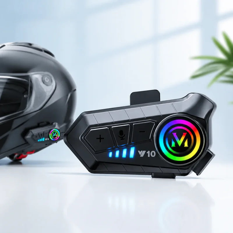 bluetooth komunikator za kacigu V10 na beloj podlozi pored crne motociklističke kacige