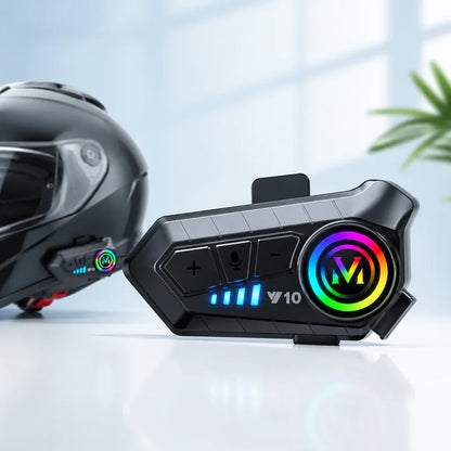 bluetooth komunikator za kacigu V10 na beloj podlozi pored crne motociklističke kacige