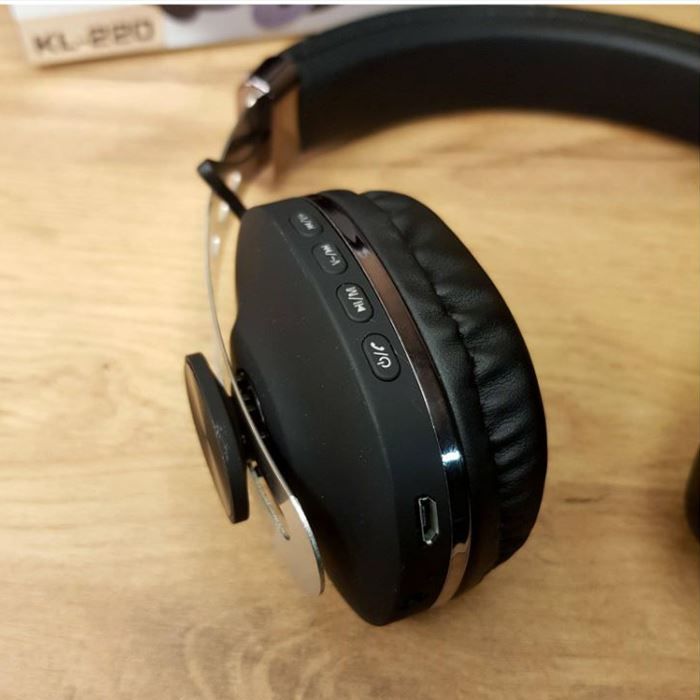 Naglavne bluetooth slušalice KL-220 sa AUX kablom pored laptopa