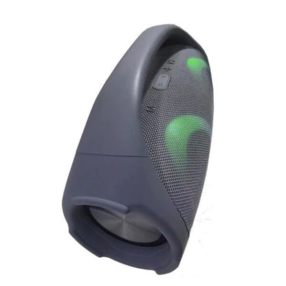 bluetooth zvučnik Boonbox 2 na stolu napolju, telefon se puni preko USB izlaza