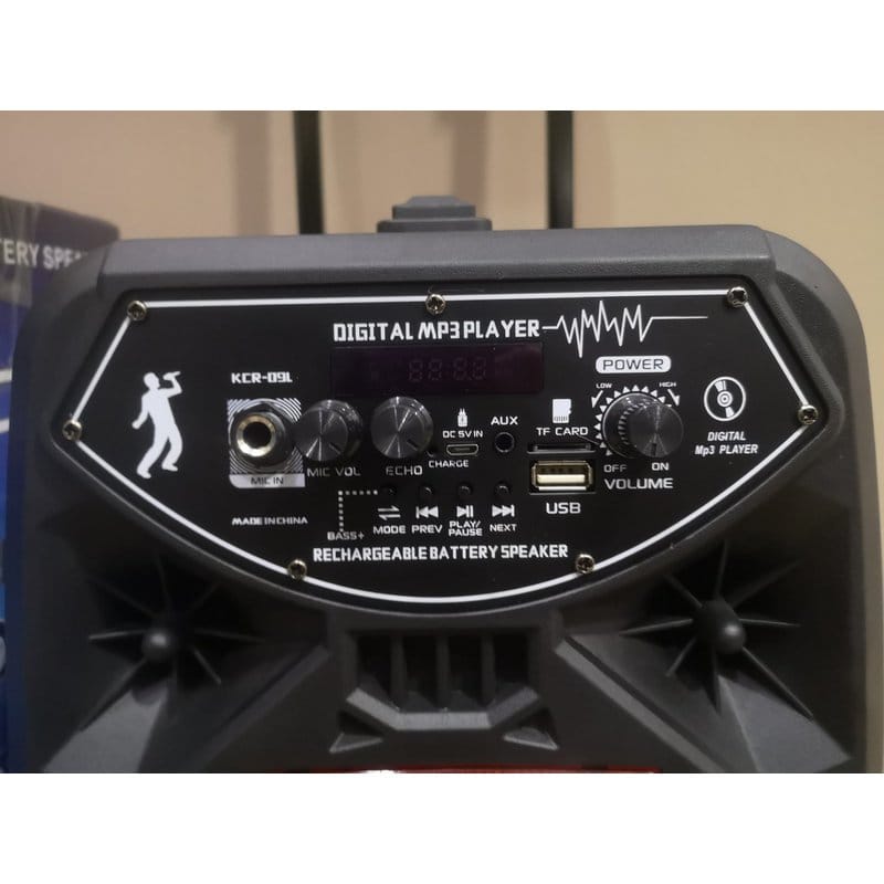 kontrolna tabla zvučnika sa digital mp3 plejerom, dugmićima za jačinu i eho, usb i aux ulazom