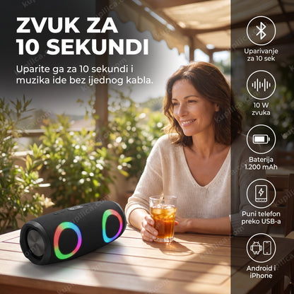 bluetooth zvučnik — odrasla osoba sluša muziku na terasi, zvučnik na stolu pored pića