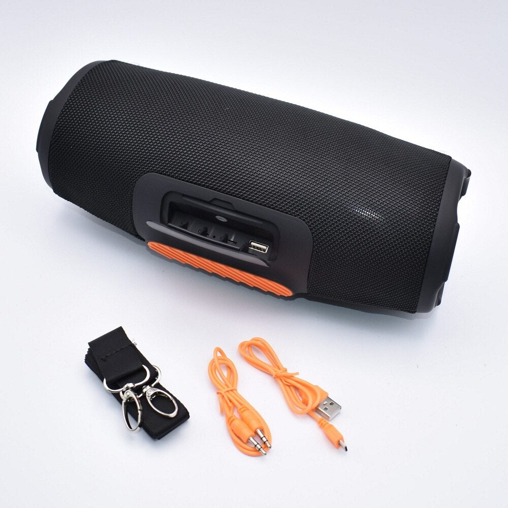 zadnja strana zvučnika Xtreem 2+ sa otvorenim poklopcem za USB i AUX port