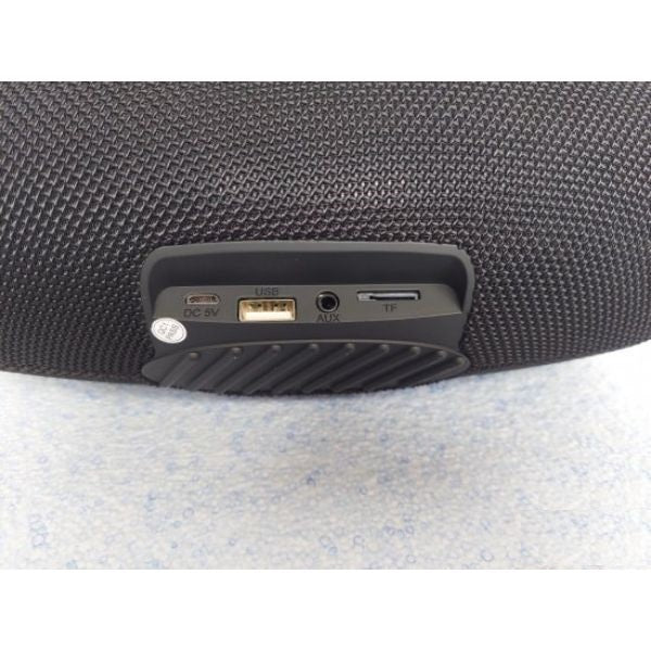 Zadnji panel Xtreme 3 Mini sa micro-USB punjenjem, USB ulazom, AUX priključkom i slotom za microSD karticu