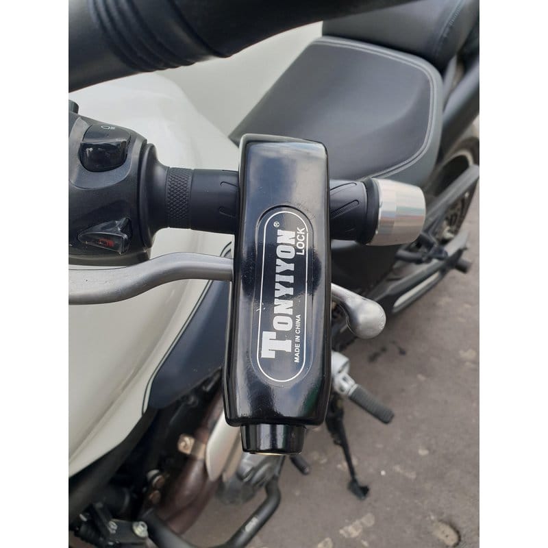 brava za zaključavanje motora kandža postavljena preko ručice kočnice motocikla