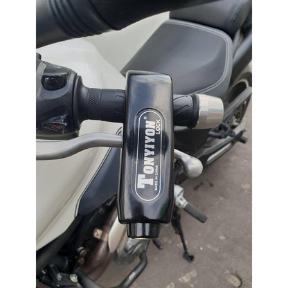 brava za zaključavanje motora kandža postavljena preko ručice kočnice motocikla