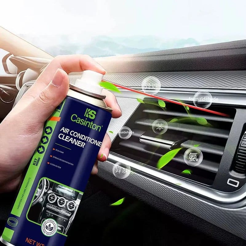 sprej za čišćenje klima uređaja, ruka prska penu u ventilaciju automobila