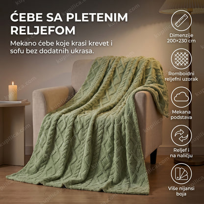 zeleno mekano ćebe sa reljefom prebačeno preko sofe u dnevnoj sobi