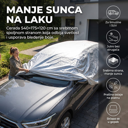 cerada za auto srebrna — žena navlači ceradu sa srebrnom stranom na terenac u dvorištu, manje sunca na laku, jutro bez strugača