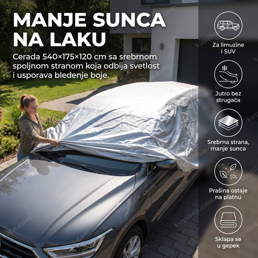 cerada za auto srebrna — žena navlači ceradu sa srebrnom stranom na terenac u dvorištu, manje sunca na laku, jutro bez strugača