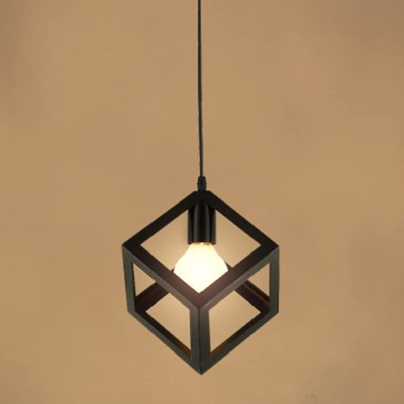 viseća lampa iznad trpezarijskog stola u crnoj boji