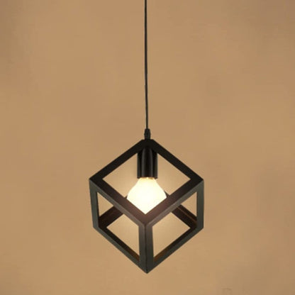 viseća lampa iznad trpezarijskog stola u crnoj boji