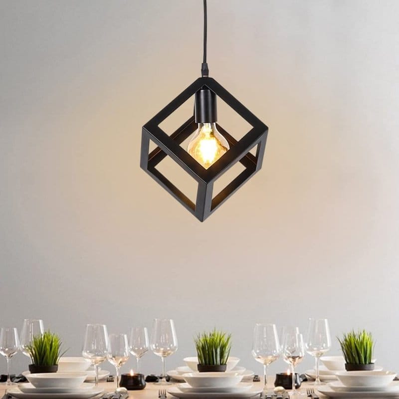 crni metalni okvir lampe iznad kuhinjskog ostrva