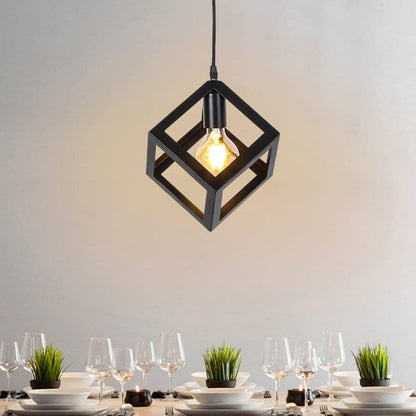 crni metalni okvir lampe iznad kuhinjskog ostrva
