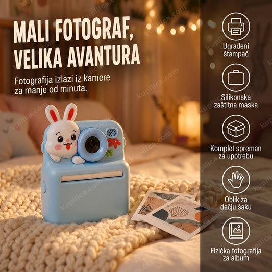 Plava dečija kamera sa štampačem i odštampanim fotografijama na krevetu
