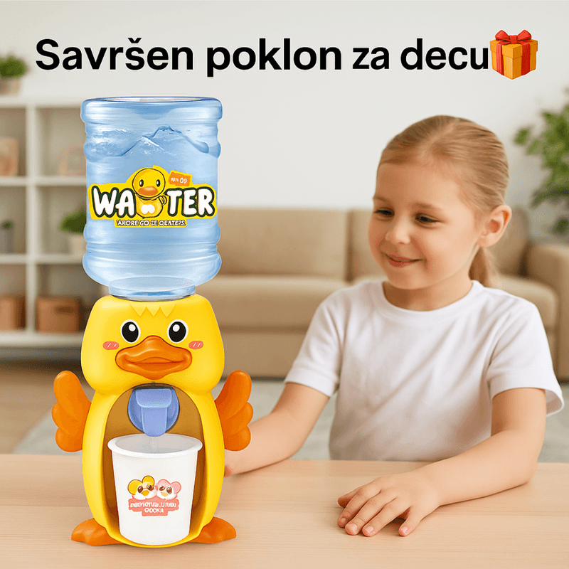 devojčica za stolom pored žutog aparata za vodu patkica sa plavom bocom