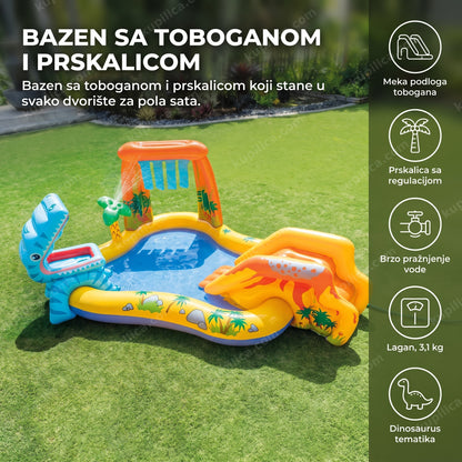 Naduvani dečiji bazen sa toboganom i prskalicom u dvorištu, bez dece