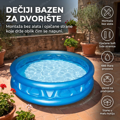 Plavi dečiji bazen za dvorište napunjen vodom na terasi