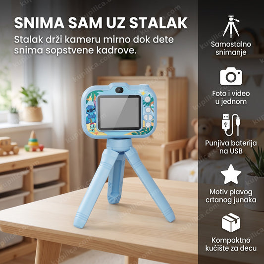 plavi dečiji fotoaparat sa stalkom i motivom crtanog junaka na stolu