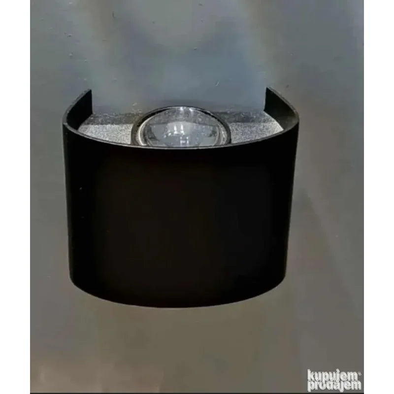 detalj led sijalice unutar fasadne lampe za zid IP65 crna