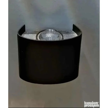 detalj led sijalice unutar fasadne lampe za zid IP65 crna