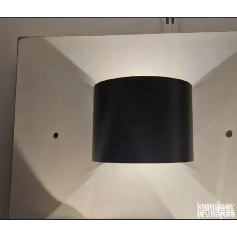 fasadna lampa za zid IP65 crna montirana na spoljni zid kuće, upaljena