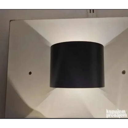 fasadna lampa za zid IP65 crna montirana na spoljni zid kuće, upaljena