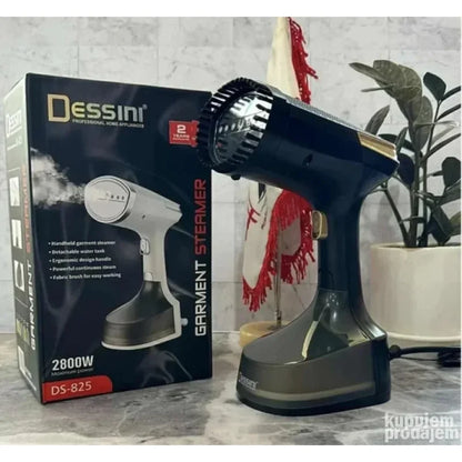 parni aparat za peglanje u upotrebi na okačenoj košulji