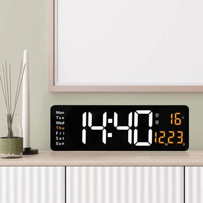 digitalni LED sat sa temperaturom i datumom montiran na zid iznad komode u dnevnoj sobi